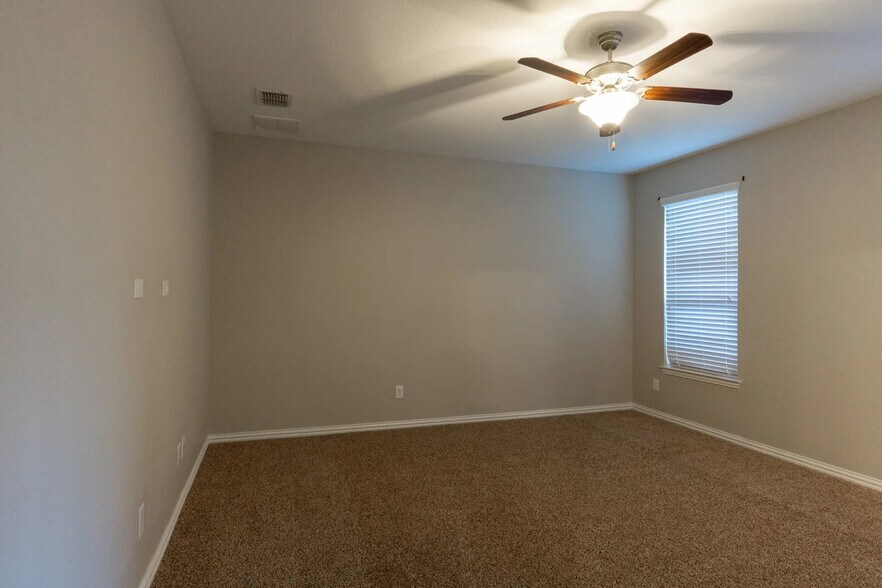 Building Photo - Room in House on Zanna Grace Way