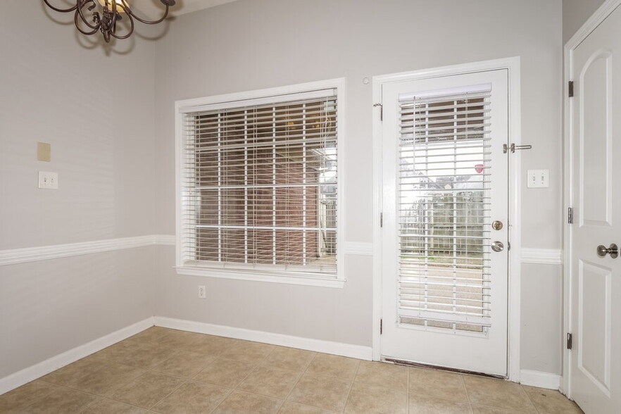 Building Photo - 10215 Morning Hill Dr