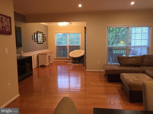 Building Photo - Absolutely Stunning townhome in the heart of Bristow. 3 bedroom, 2 full bathrooms and 2 half baths.