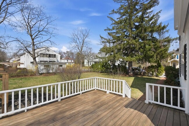 Building Photo - 198 Linden St