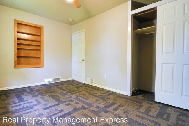 Building Photo - 3 br, 1 bath House - 2905 E 19th Street