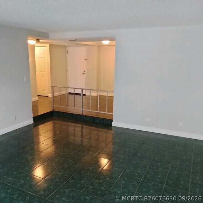 Building Photo - 3740 Inverrary Dr