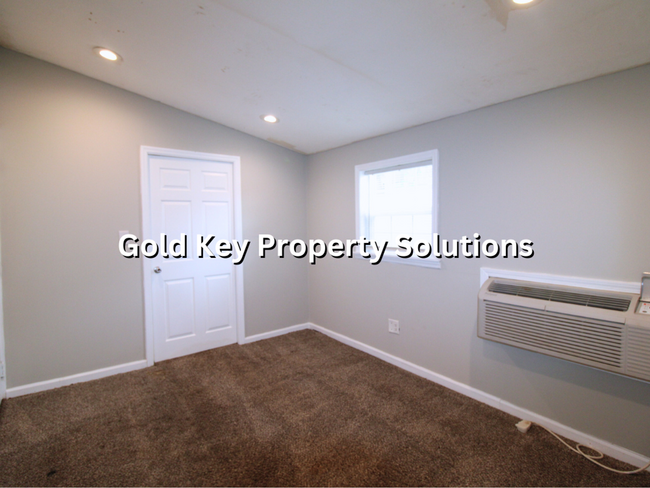 Building Photo - 1 BR 1 BA Downstairs Apartment with ALL UT...