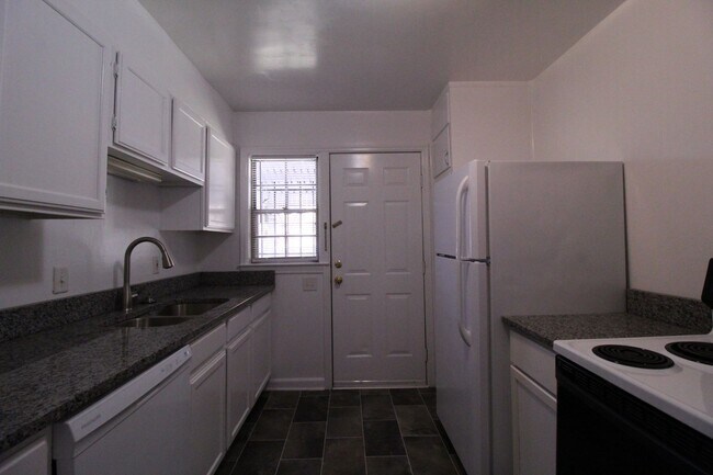 Building Photo - January FREE On This 2 Bedroom 1 Bath Duplex In The Waldo Area