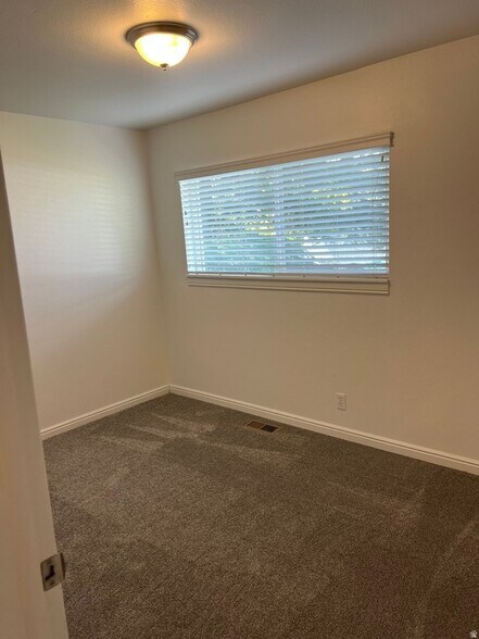 Building Photo - 394 E 2700 S