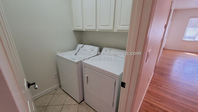Building Photo - Great 2 Bedroom 2 Bath Duplex