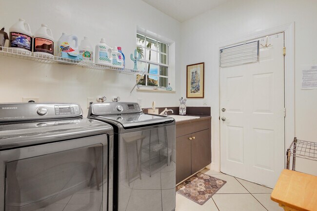 Building Photo - 6763 Rothschild Cir