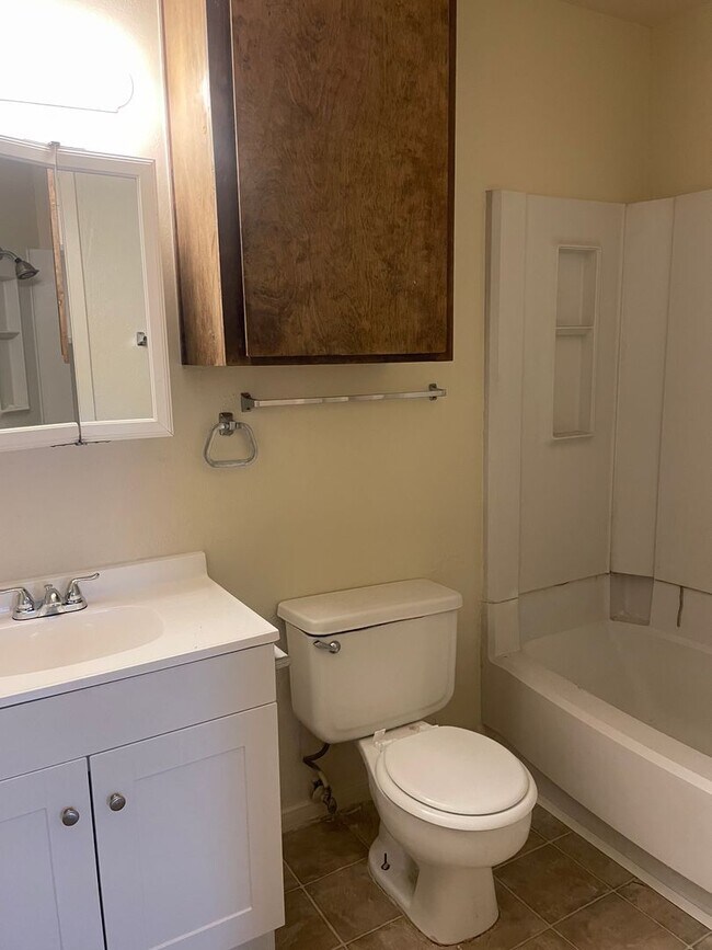 Building Photo - AUGUST PRE-LEASE!  Great 3 bedroom 2 Bathroom Duplex with Small Yard