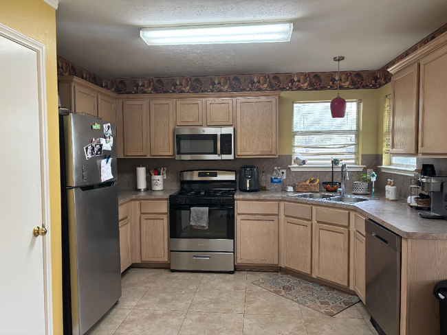 Building Photo - 2703 Silk Tree Ln