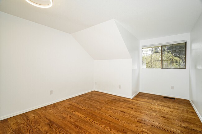 Building Photo - Beautifully Updated Mill Creek Home in Prime Location