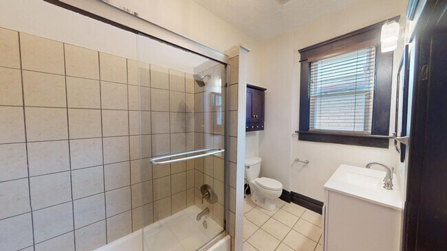 Building Photo - 5 BEDROOMS + 2 FULL BATHROOMS + 5 FREE OFF...