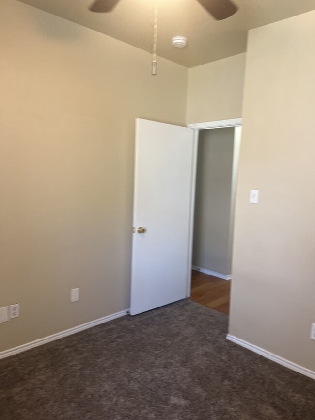 Building Photo - 3 Bedroom 2 bath Duplex! Curtis elementary...