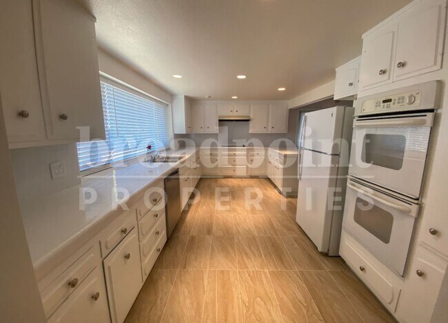 Building Photo - 30459 Rolling Hills Dr