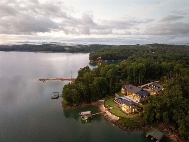 Building Photo - 725 Rocky Point Dr