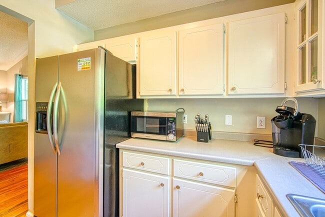 Building Photo - Adorable 2 BR, 2 BA Home - Greater North Main Area, Greenville