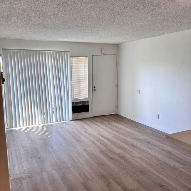 Building Photo - LIGHT & BRIGHT UPGRADED, 2 BEDROOM CONDO, ...