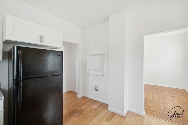 Building Photo - 242 Harmon St