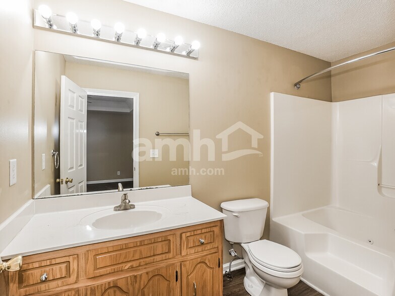 Building Photo - 4021 New Grange Cir