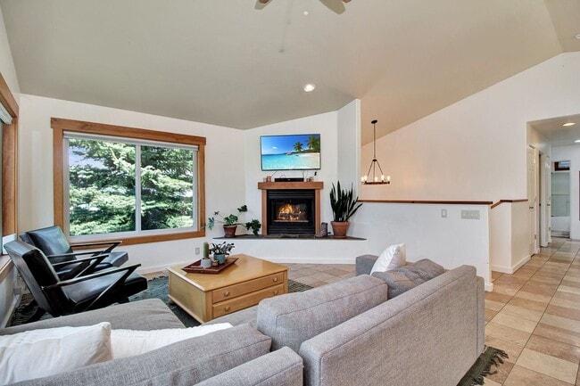 Building Photo - Spacious Home on Elevated Lot in Bellevue'...