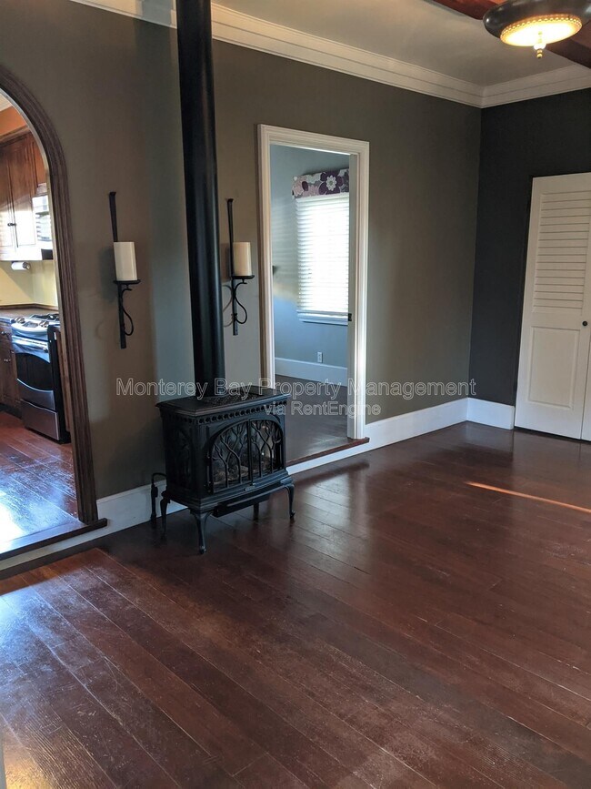 Building Photo - 515 Dickman Ave