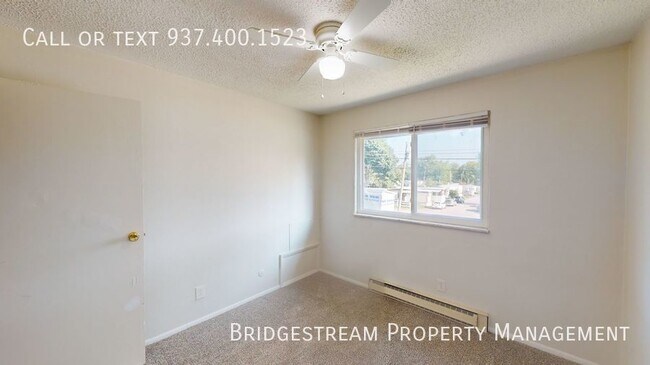 Building Photo - Nice middle level 2 Bedroom 1 bath unit in...