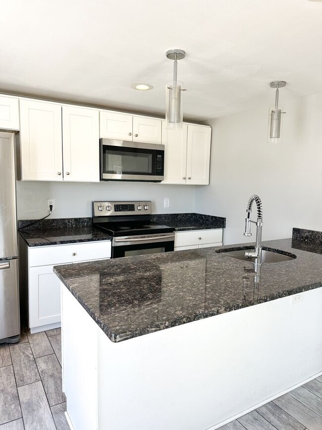 Building Photo - Delightful Townhome Style Apartment in Historic Fruit Hill. 2 Floors of Living!