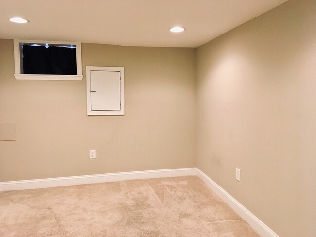 Building Photo - Charming 2 Bedroom/3 Bathroom Townhome w/ Den and In-Unit Laundry in Locust Point, MD! - Parking ...