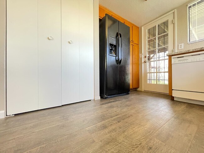 Building Photo - Summerlin Charming retro 2-bedroom home