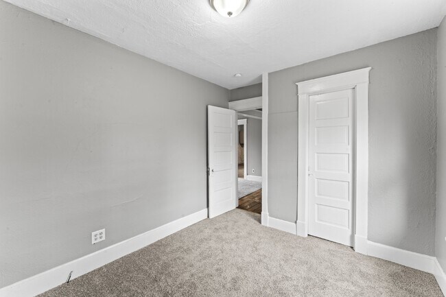 Building Photo - COMING SOON!! Charming 2-Bedroom Haven in Kansas City Northland!