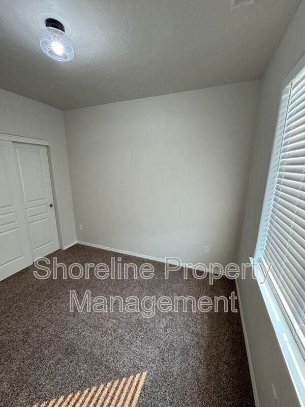 Building Photo - 511 Diamond Lake St
