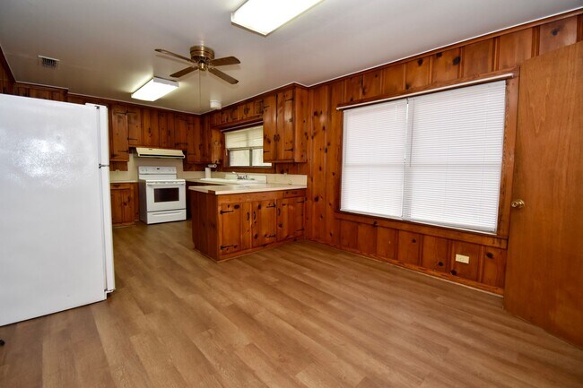Building Photo - 3 Bed 1 Bath Home!