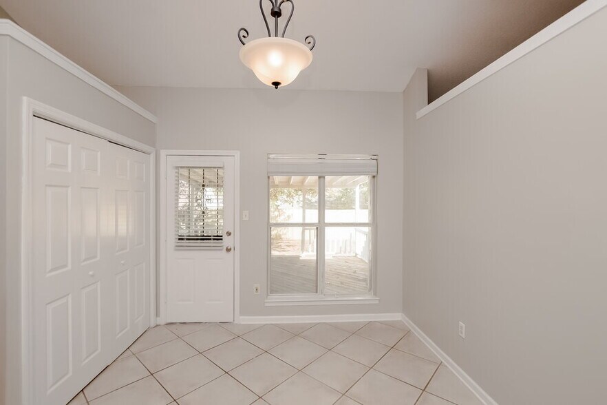 Building Photo - 10378 Yates Dr