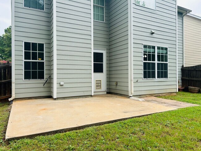 Building Photo - Beautiful 4 bedroom, 2.5 bathroom home in ...