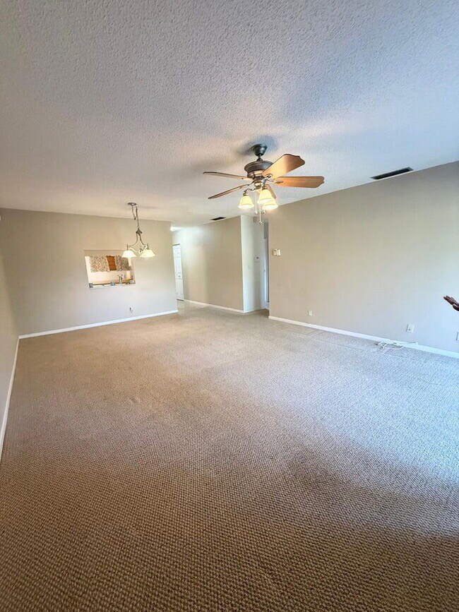 Building Photo - 930 SW 9th St Cir