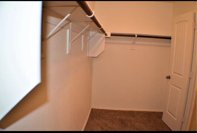 Building Photo - 701 Cheyenne Dr
