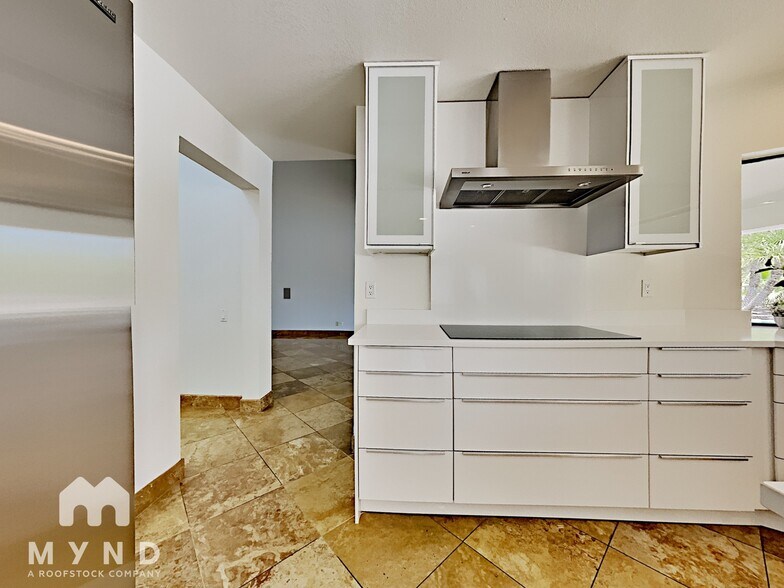 Building Photo - 8260 E Sutton Dr
