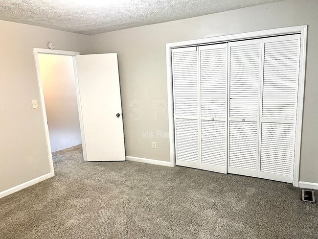 Building Photo - 120 Meadowbrook Ct