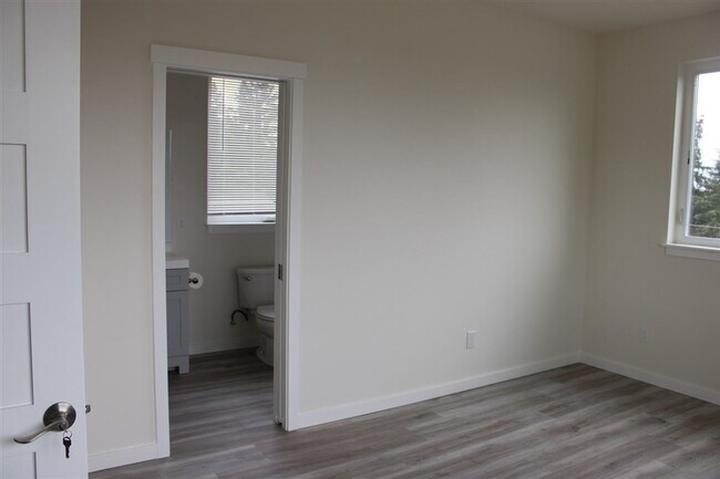 Building Photo - 2 bedroom 2 bathroom Brand New Triplex!