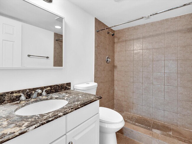 Building Photo - 220 Lakeview Dr