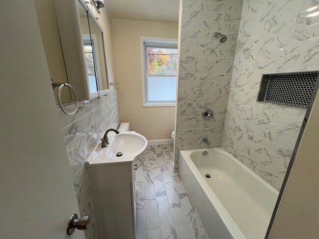 Building Photo - 955 E Main St