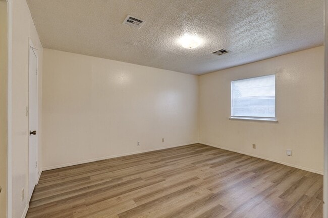 Building Photo - Charming 2-Bedroom Duplex with Garage & Mo...