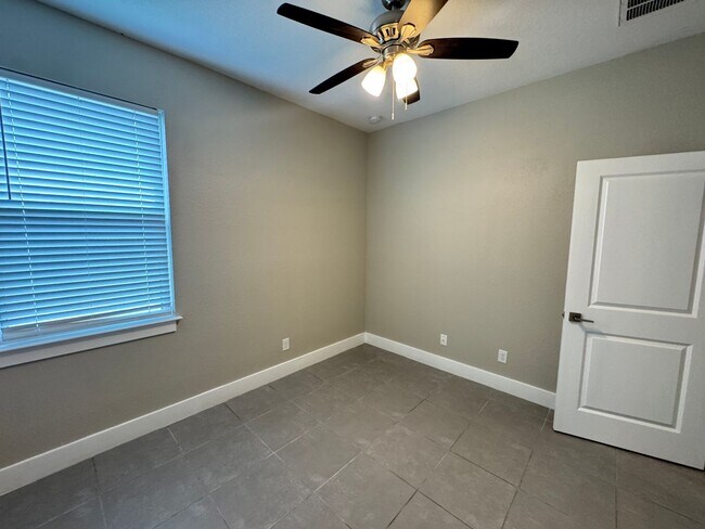 Building Photo - Spacious 4-Bedroom Home in Poinciana – Internet Included & No HOA Approval Required