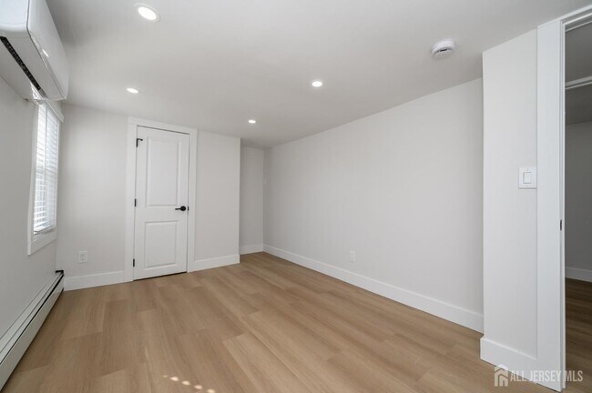 Building Photo - 8 Orchard St