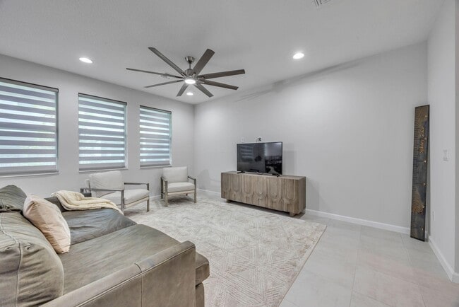 Building Photo - 16369 Oakview Dr