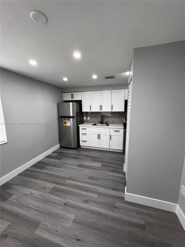 Building Photo - 3033 NW 32nd St