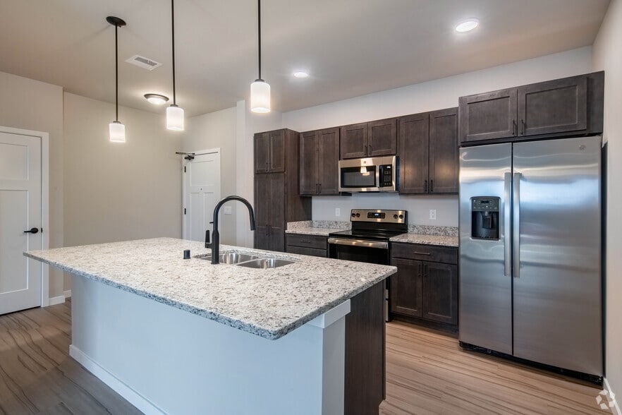 4BR, 2BA - 1288 - Whitewater 500