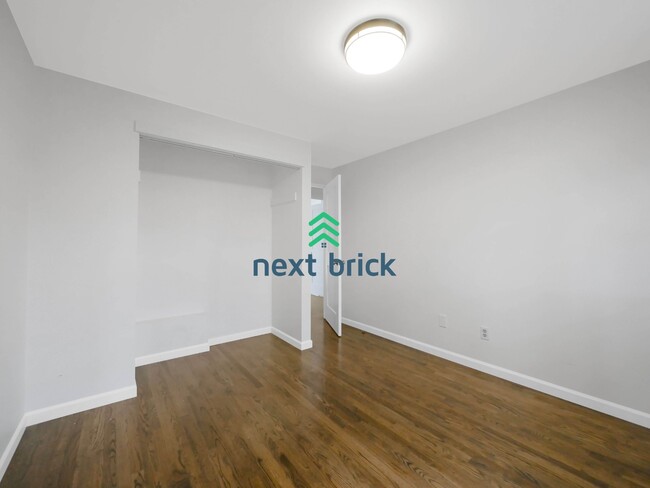 Building Photo - Beautiful 5-Bed Single-Family Home in Prime Kirkland Location!