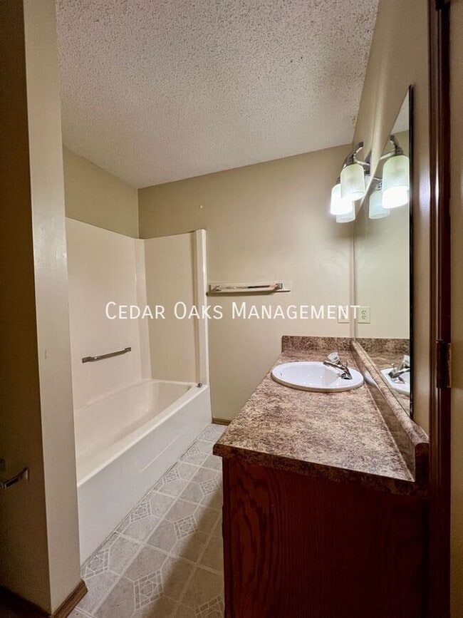 Building Photo - 4102 N Sunflower Cir