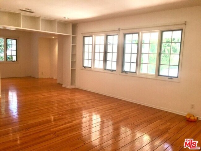 Building Photo - 4031 Hollyline Ave