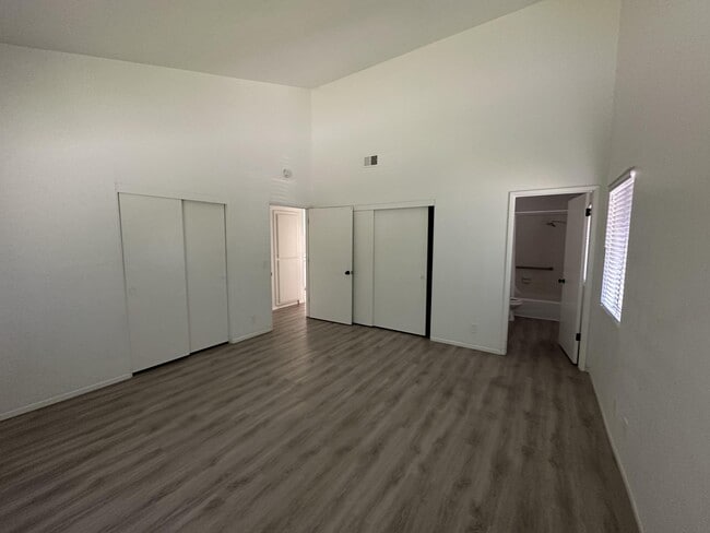 Building Photo - 2077 Village Ln
